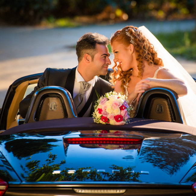 sposi si guardano in macchina al Paradise Dallas, location matrimonio Marsala
